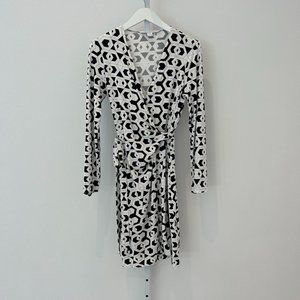 DIANE VON FURSTENBERG WHITE BLACK PRINT WRAP DRESS SIZE US 8